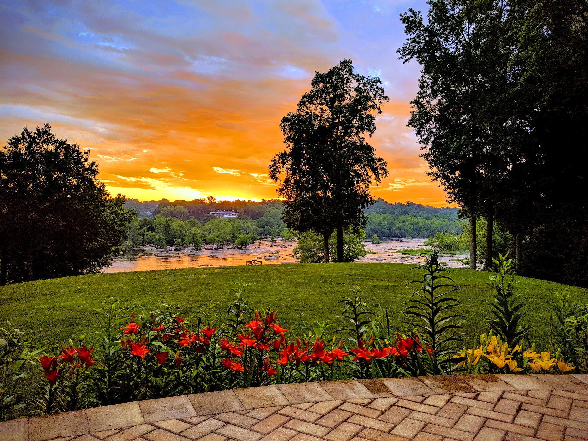 180-degree view of the James River from the bluff